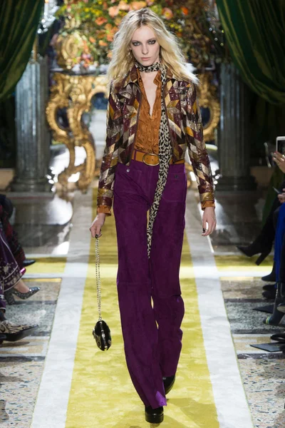 Look 18